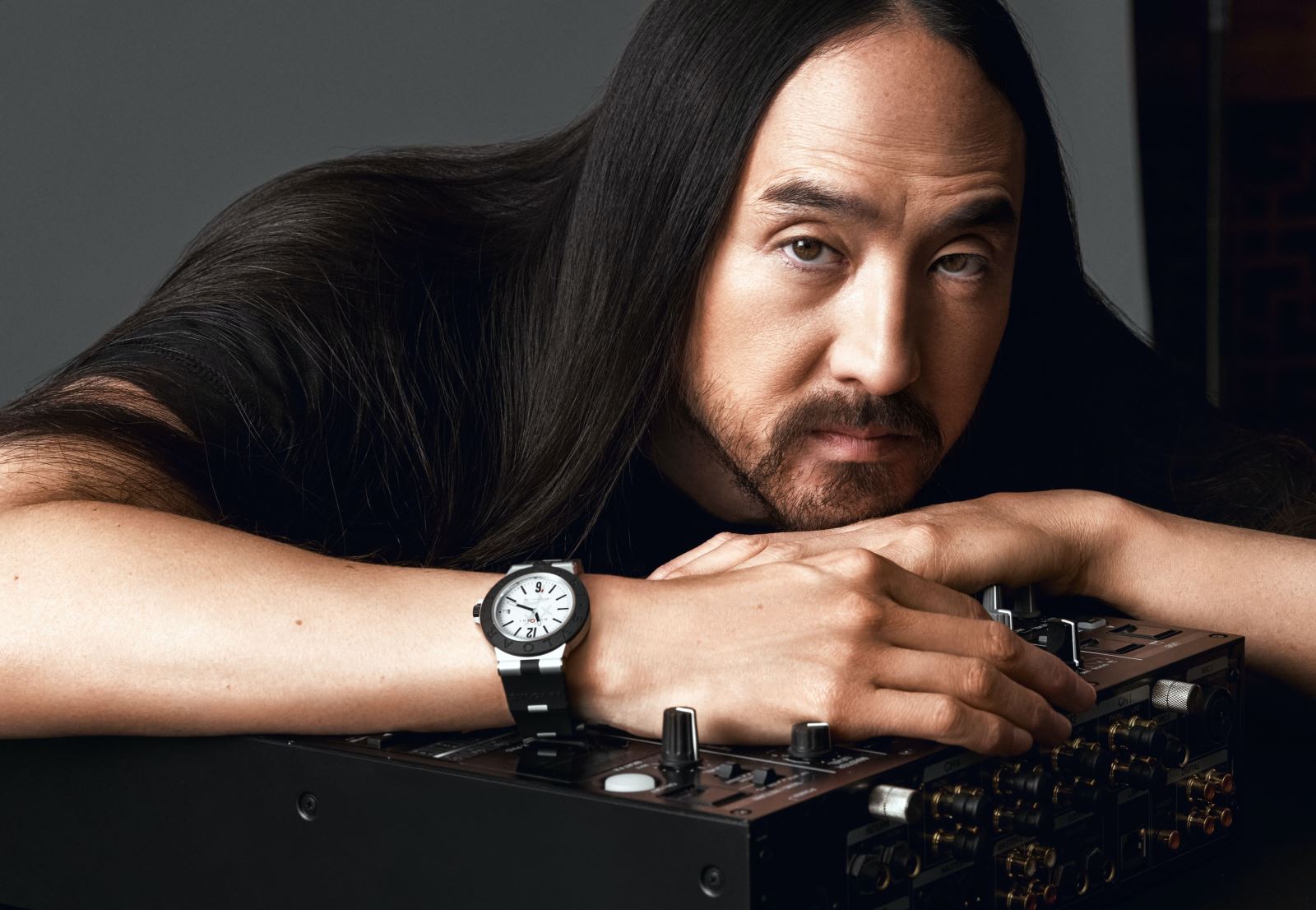 DJ Steve Aoki hợp tác với thương hiệu Bvlgari cho ra mắt chiếc đồng hồ Aluminium mới